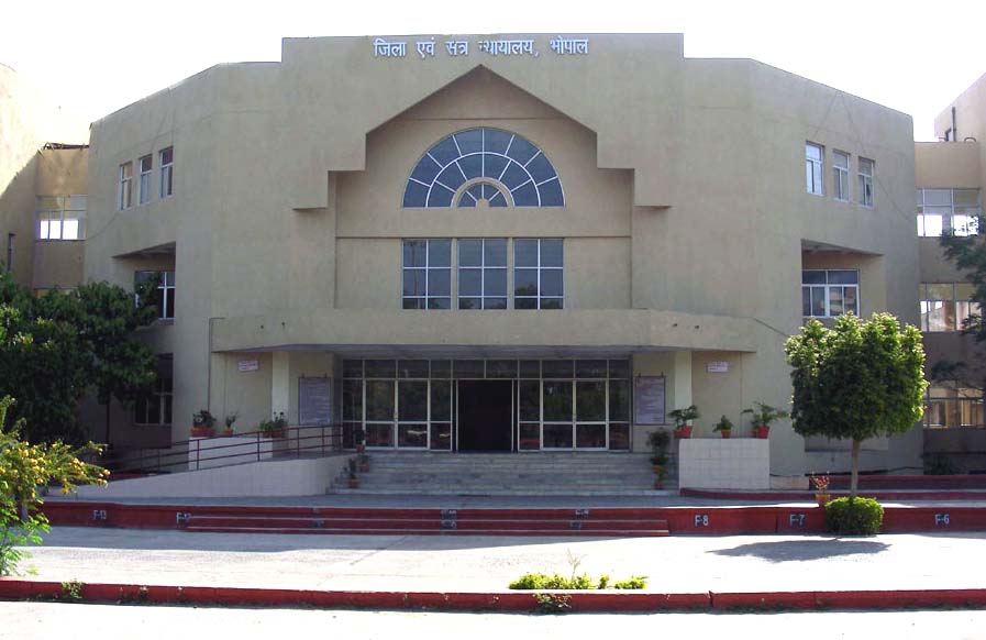 फर्जी चेक देकर किसानों से किया था धोखा