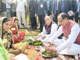 राजनाथ व शिवराज ने लिया कढ़ी  चावल का आनंद