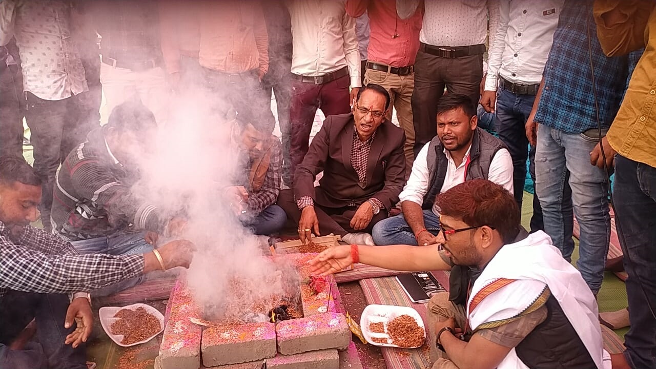 संविदा अधिकारियों कर्मचारियों का प्रदर्शन