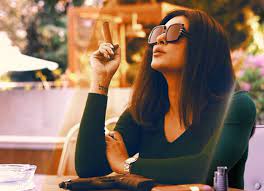 पिस्तौल-सिगार लिए दिखीं सुष्मिता सेन