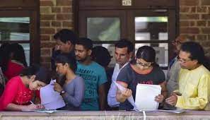 स्कॉलरशिप के लिए दर दर भटक रहे छात्र