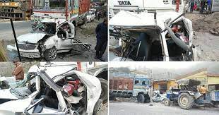 तेज़ रफ़्तार ट्रक ने कार में मारी टक्कर