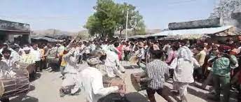 प्रस्तावित बांध के विरोध में सड़को पर उतरे लोग