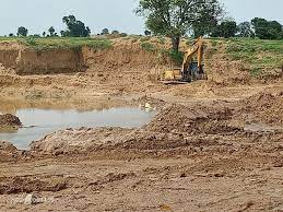 रेत के अवैध कारोबार में लिप्त ग्रामीण