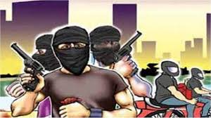 बदमाशों ने कट्टे से की पुलिसकर्मियों पर फायरिंग