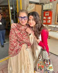 नातिन सरन की ग्रैजुएशन सेरेमनी पर पहुंची डिंपल 