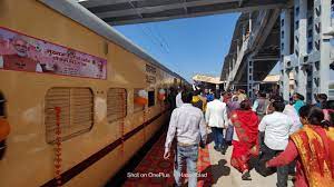 चलती ट्रेन से कूदे लापरवाह नेता 