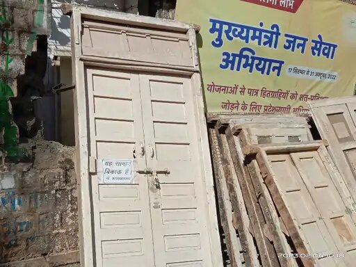 गिराई जा रही है 60 साल पुरानी बिल्डिंग