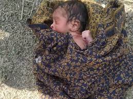 झाड़ियों में रोती मिली नवजात मासूम बच्ची