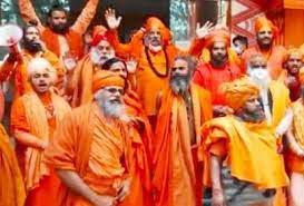 पुलिया बनवाने के लिए धरने पर साधु