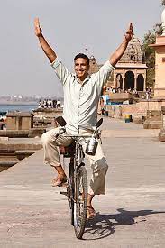 भारत के नक्शे के ऊपर चढ़े अक्षय