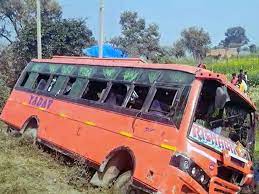 यात्रियों से भरी बस अनियंत्रित होकर पलटी