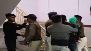 पुलिस कर्मी ने किया युवक से विवाद