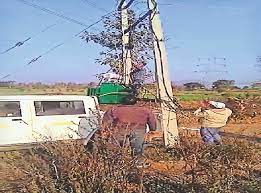 ठेकेदार कर रहा है बिजली की चोरी
