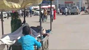 ठेले पर लेटाकर मरीज को अस्पताल पहुंचाया