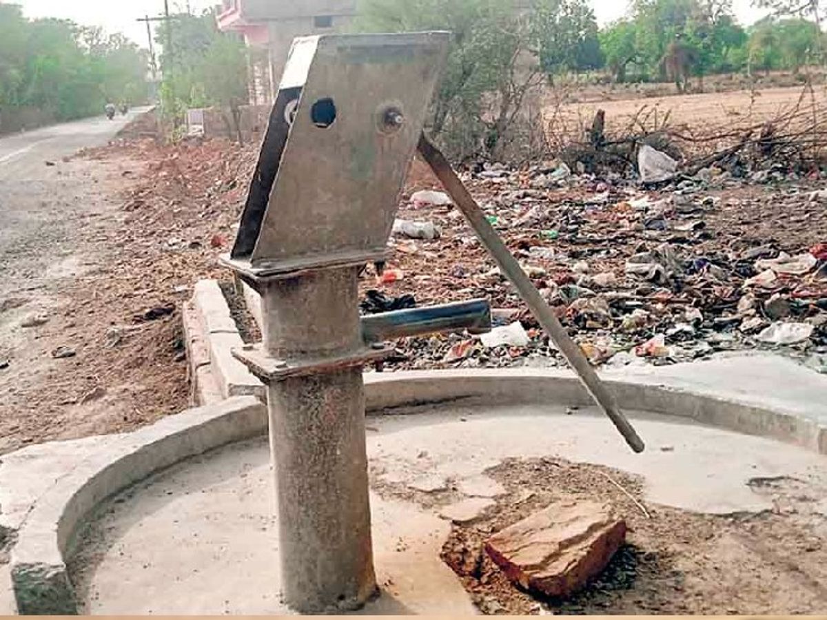 मात्र दो हैण्डपम्प से पूरा गांव पी रहा पानी