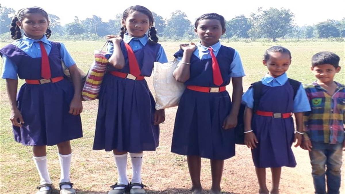 सभी बच्चियां कार्यशाला में हिस्सा ले रही हैं