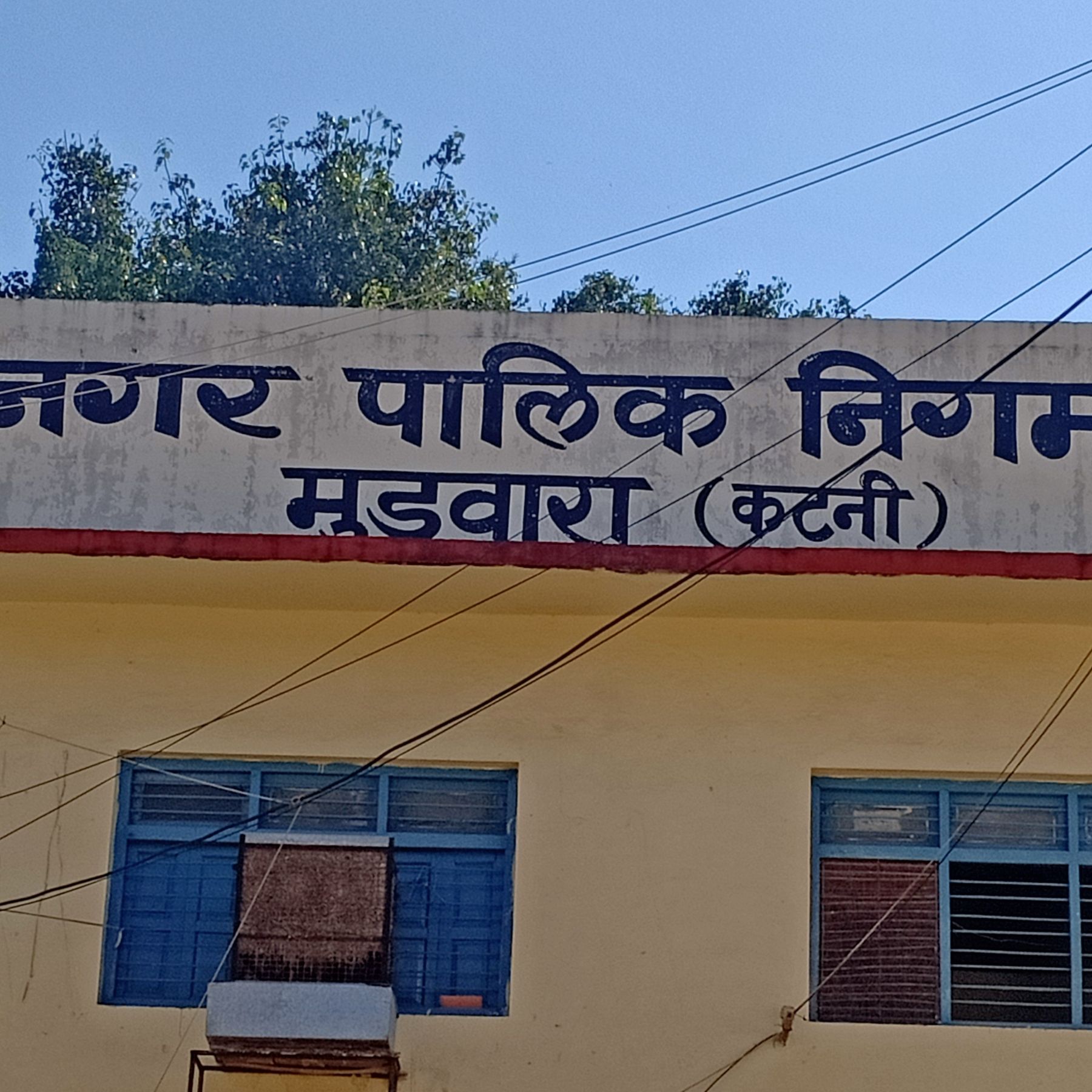 नहीं रोक रहा रेल विभाग और पुलिस प्रशासन