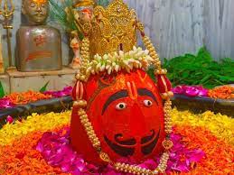 प्राचीन मंदिर में शिवलिंग का भव्य श्रंगार