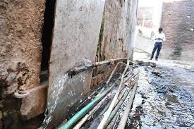 एनसीएल की लापरवाही से पाइप लाइन टूटी