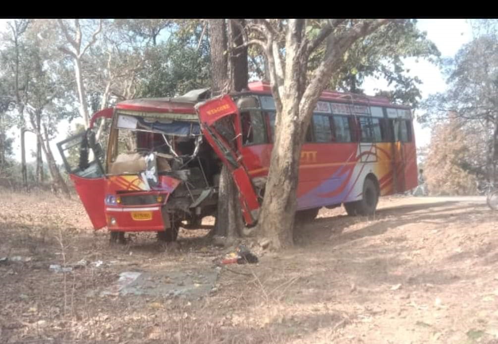 अनियंत्रित होकर पेड़ से  टकराई बस