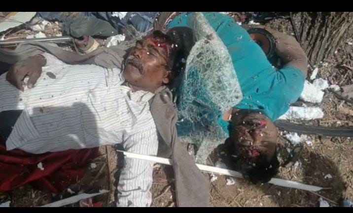 अनियंत्रित होकर पेड़ से  टकराई बस