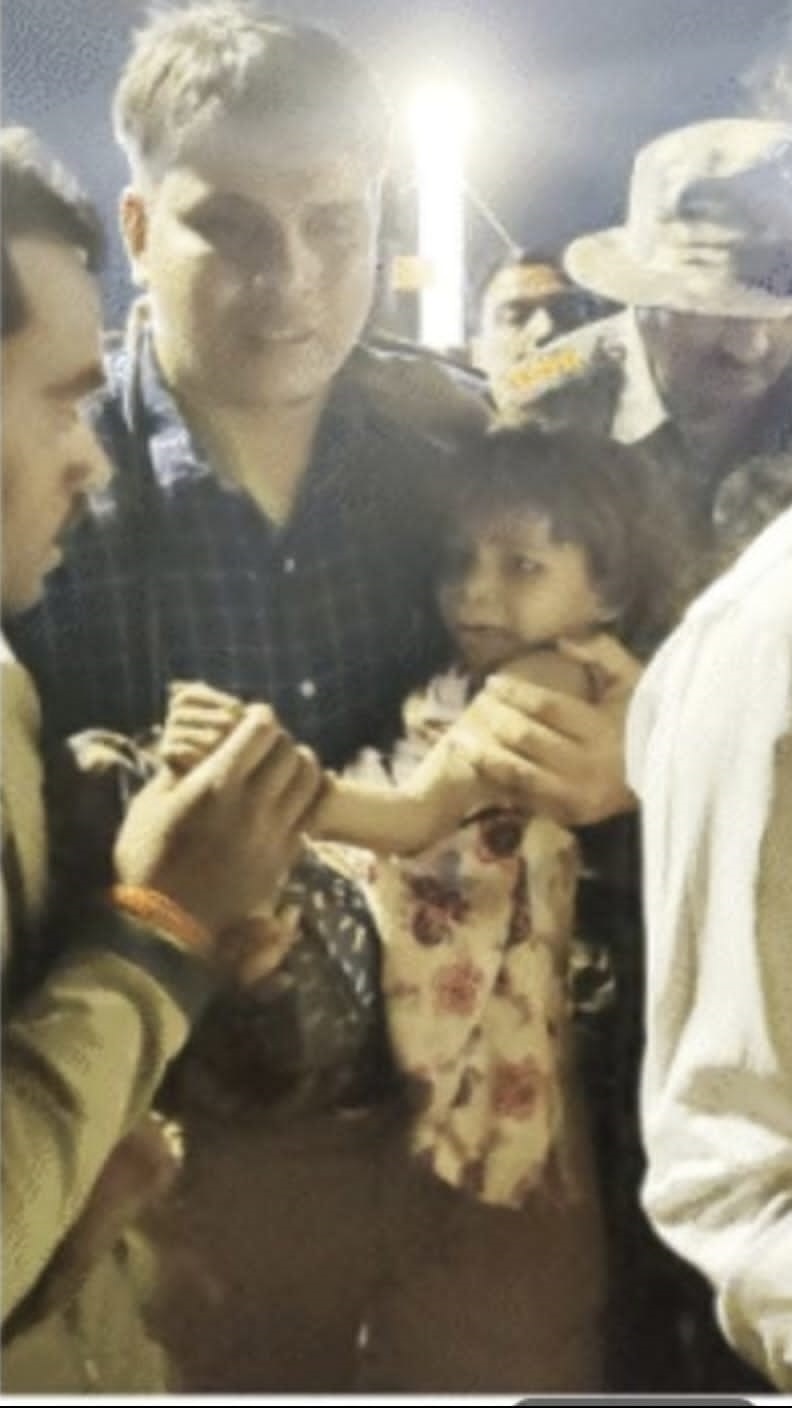 बोरवेल में गिरी बच्ची को सुरक्षित निकाला