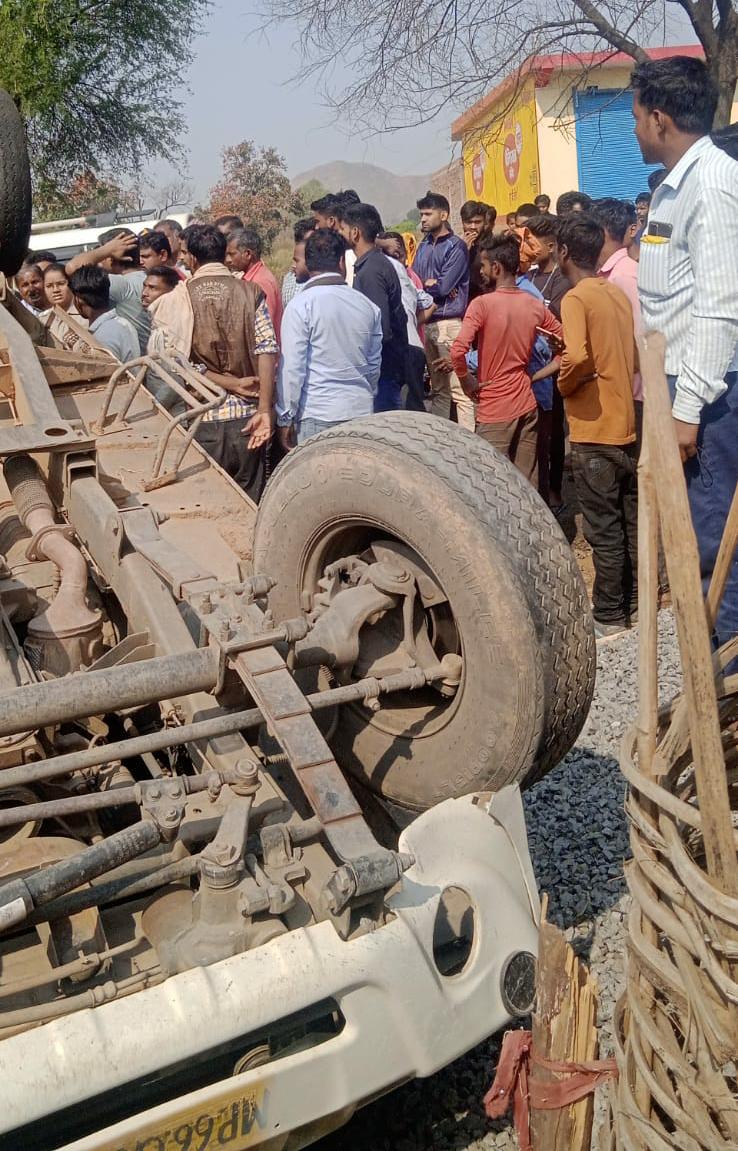 मोरवा में हुआ बड़ा  हादसा पिकअप पलटी