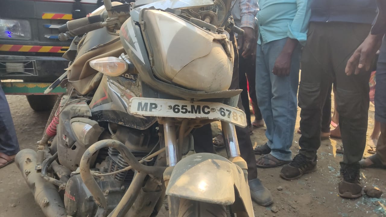 मिनी ट्रक ने बाइक सवार को रौंदा