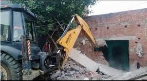 हिस्ट्रीशीटर के मकान को धराशायी किया