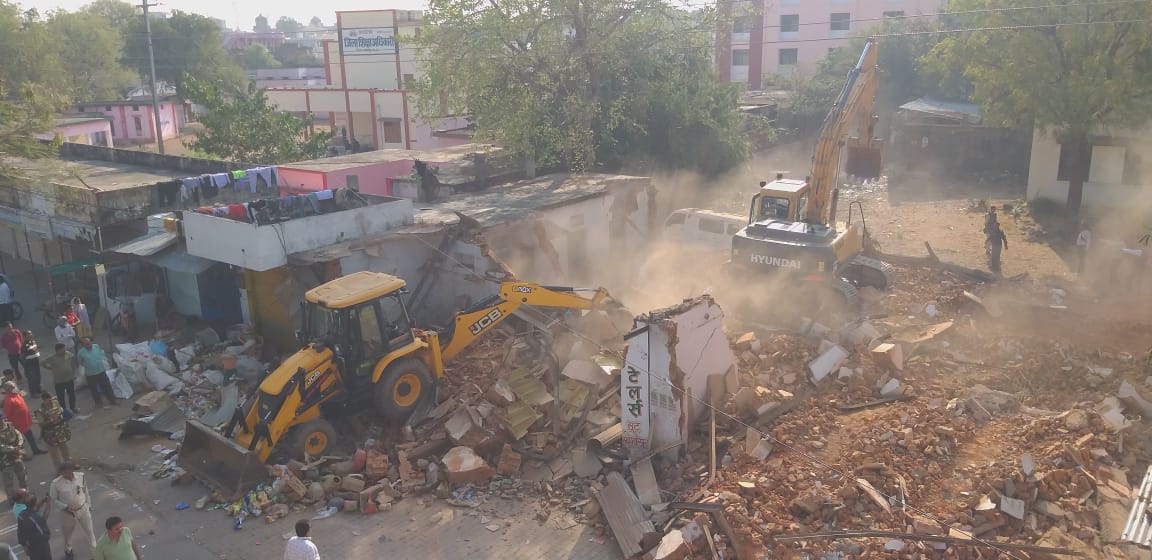 अवैध निर्माणों पर चला बुलडोज़र