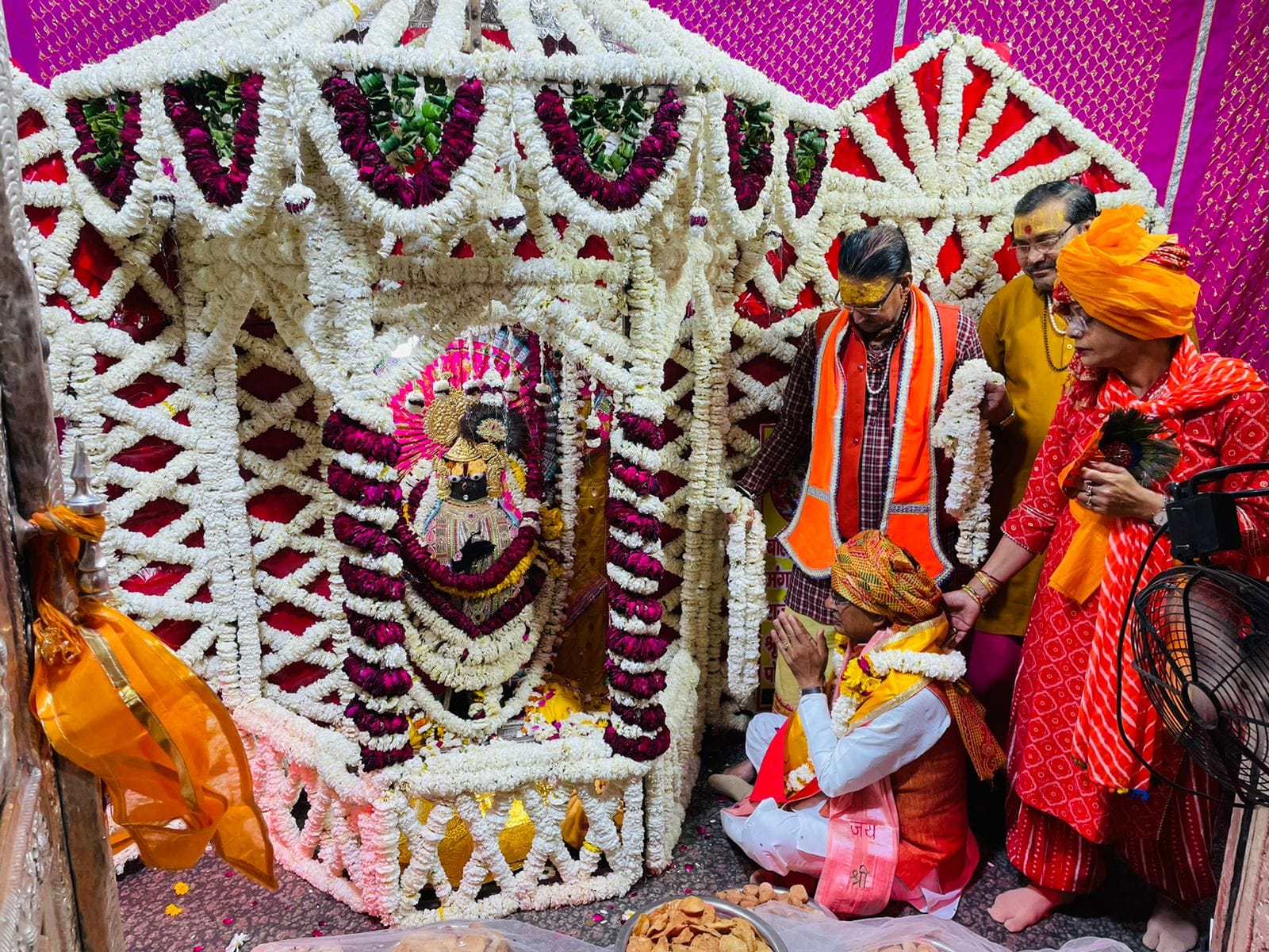 पत्नी संग बाकें बिहारी के दरबार में शिवराज