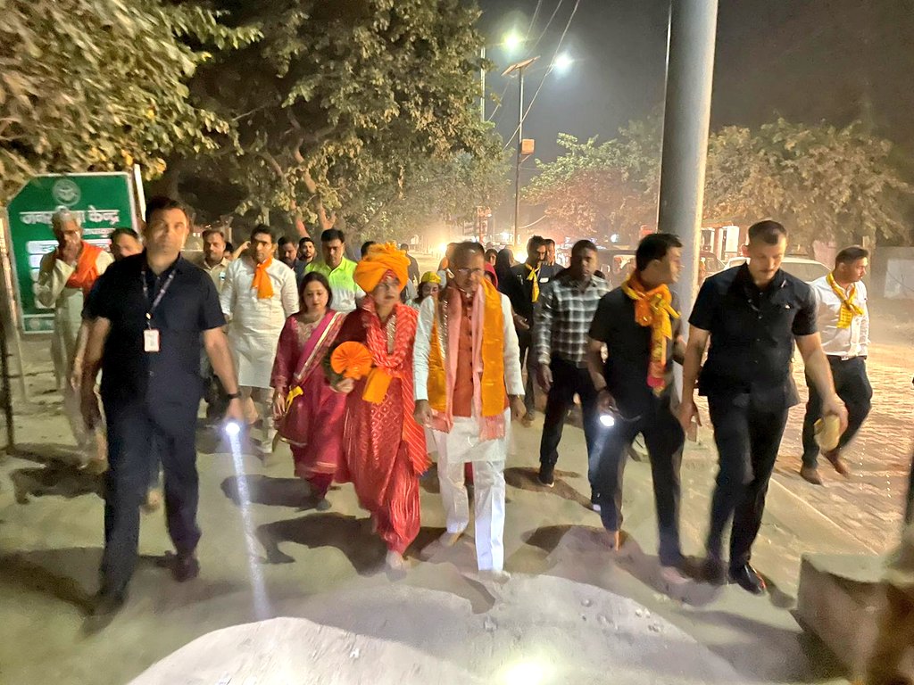 पत्नी संग बाकें बिहारी के दरबार में शिवराज