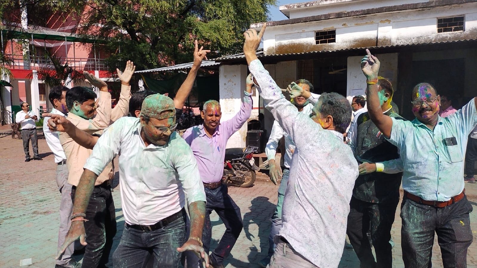 वकीलों ने मनाई अदालत कैंपस में होली