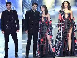 आदित्य रॉय कपूर ने रूमर्ड गर्लफ्रेंड अनन्या पांडेय  के साथ किया रैंप वॉक 