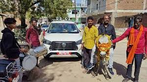 सामाजिक कार्यकर्ता ने किया गधे पर बैठकर प्रदर्शन