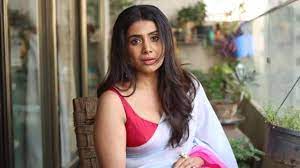 महिलाओं को अलसी बताने वाली सोनाली कुलकर्णी ने मांगी माफी 