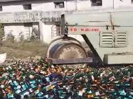 आबकारी विभाग ने जब्त की शराब को नष्ट किया  