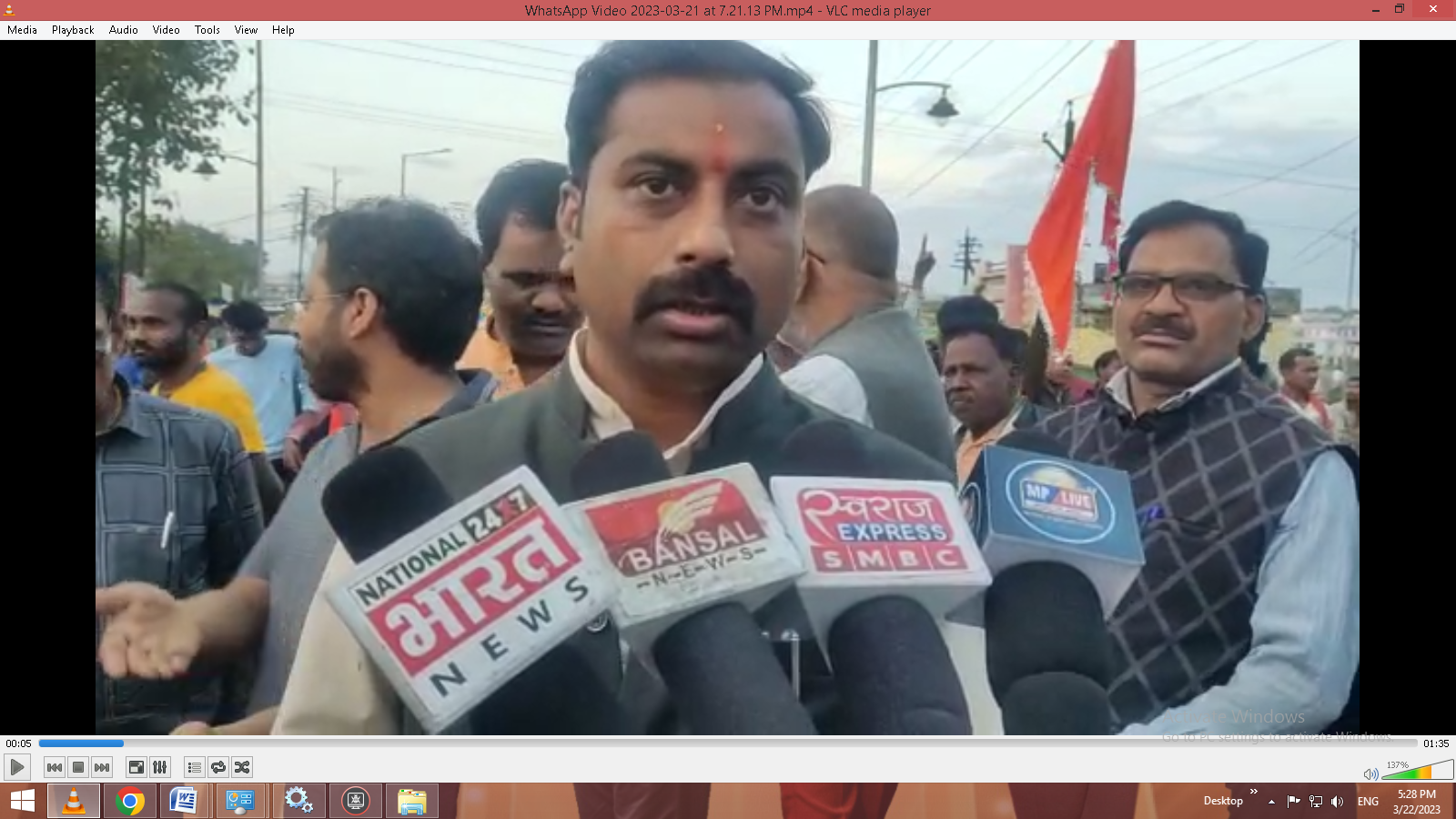 दुकानें बंद करने की मांग