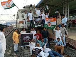 राहुल गाँधी को लेकर कांग्रेस सड़कों पर