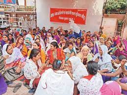 आशा उषा पर्यवेक्षक अनिश्चितकालीन धरने पर