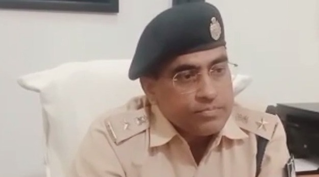 नदी में पुल बनाने वाले ठेकेदार की मनमानी