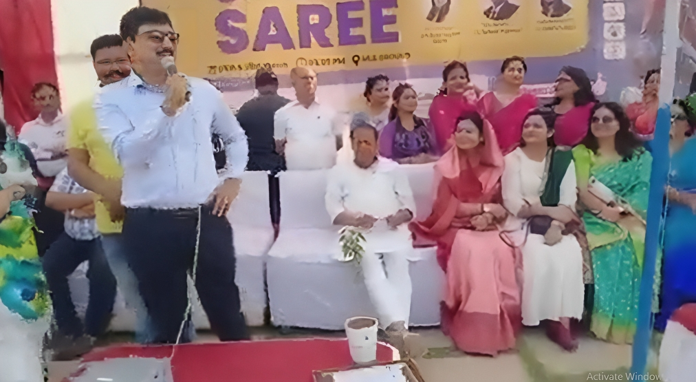 महिलाओं ने साड़ी पहनकर खेला फुटबॉल