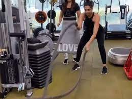 बैटल रोप वर्कआउट करते नज़र आई दीपिका