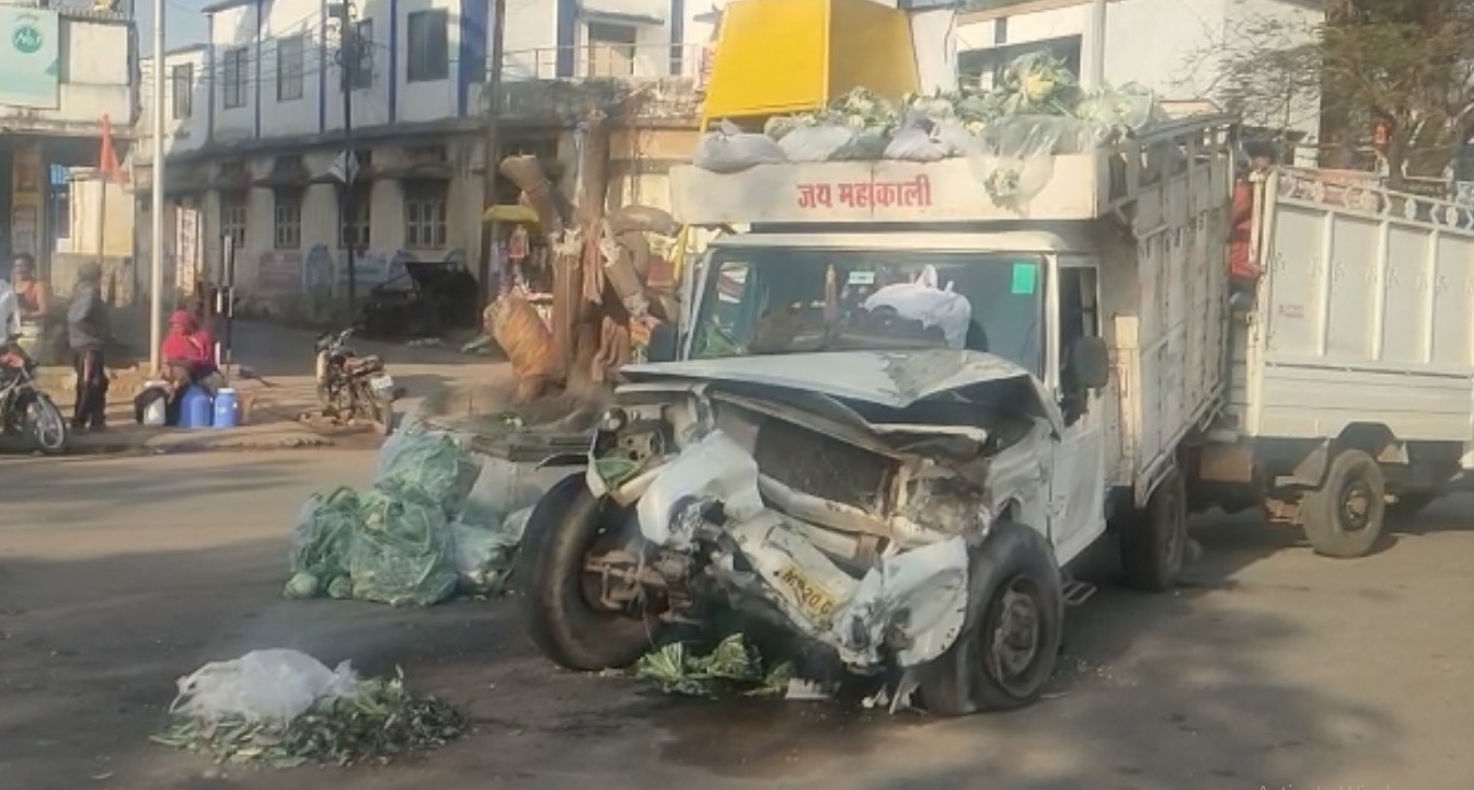 ट्रक और सब्जी पिकअप में जोरदार भिड़ंत
