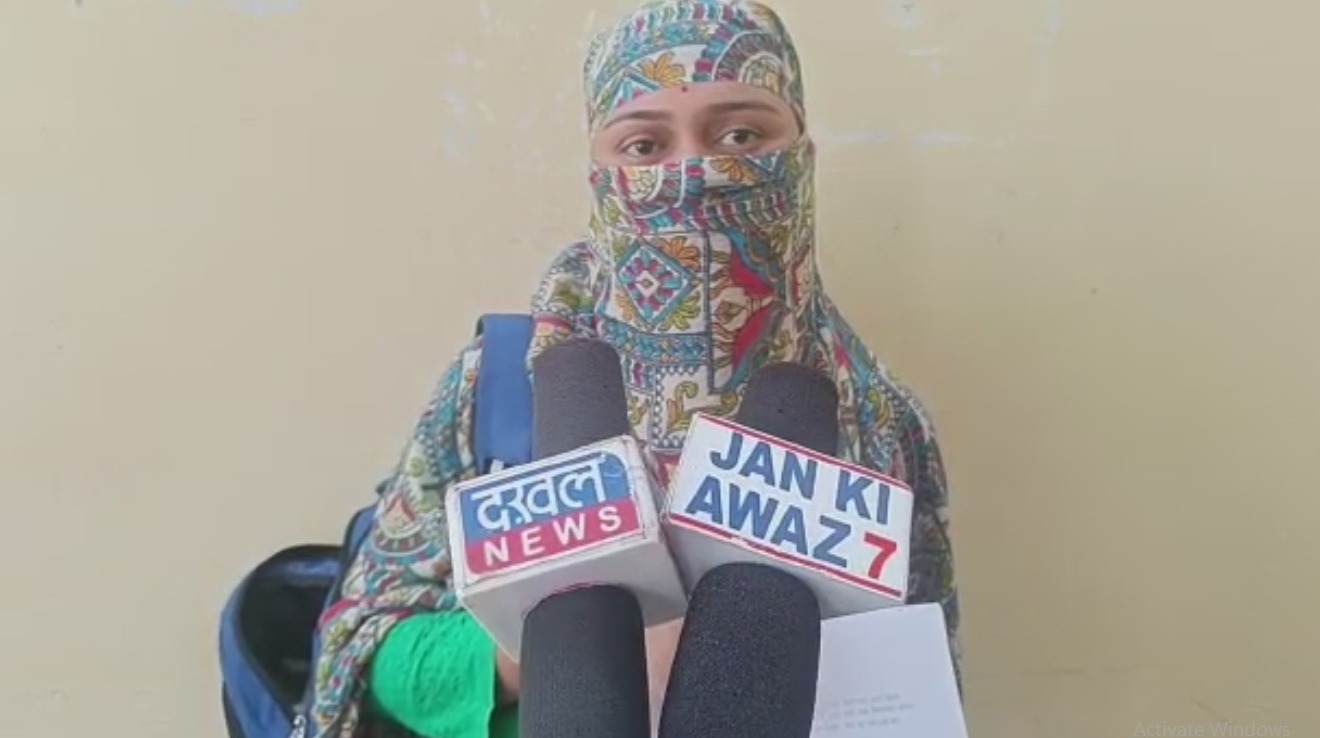 कलेक्टर ने भ्रष्ट बाबू को उसके पद से नहीं हटाया