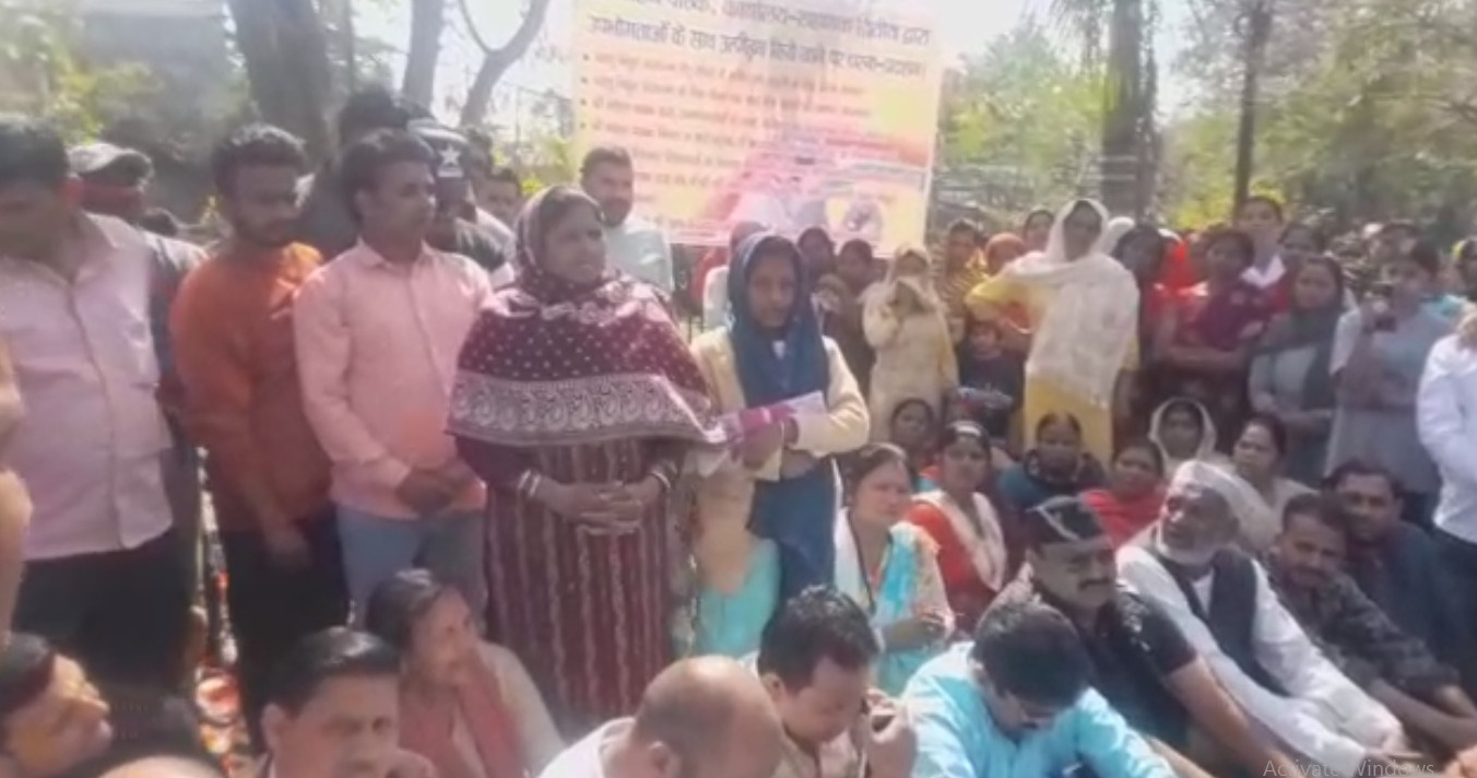 बिजली विभाग के कर्मचारी ने की महिलाओं से बदसलूकी