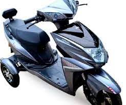 कंपनी ने दिव्यांगों को वितरित की स्कूटर