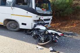 बस और मोटरसाइकिल के बीच जोरदार टक्कर