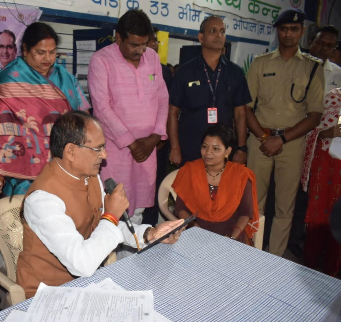 शिवराज ने किया लाड़ली बहना योजना शिविर का अवलोकन